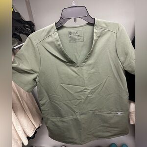 Figs 3 Pocket Scrub Top in Moss